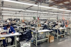 Pabrik-Pabrik Beralih Membuat Persediaan APD Untuk Melawan Virus Corona
